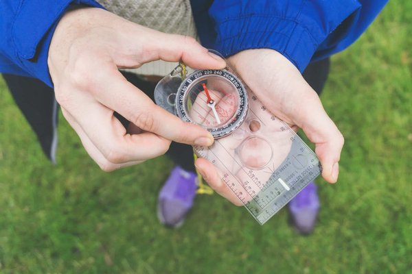Comment organiser un camping thématique sur la trace des explorateurs célèbres?